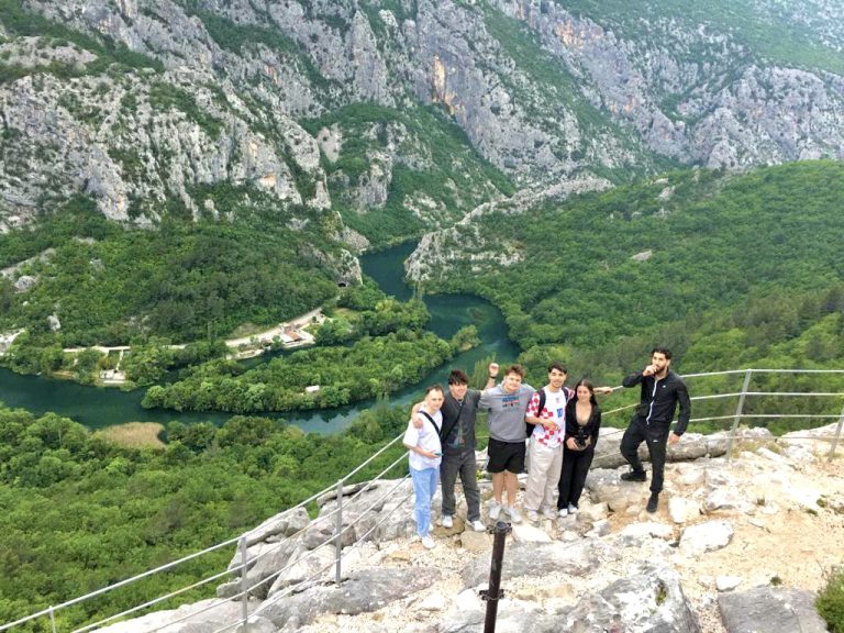 gruppe cetina fluss ausblick auf omis und berge